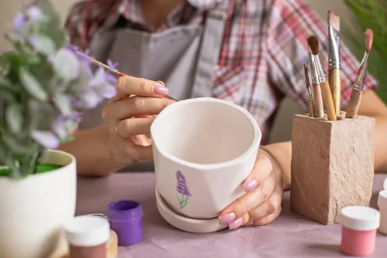 leg med akrylmaling på porcelæn